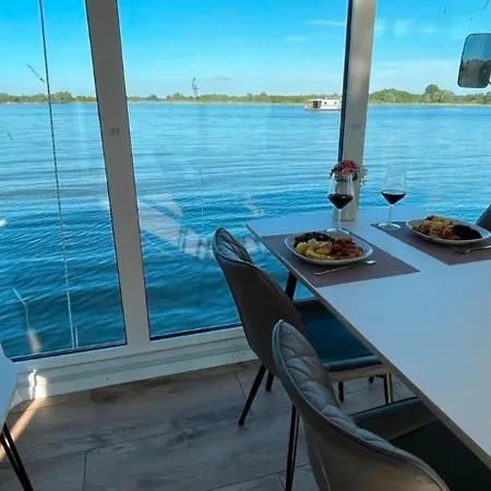 بوتيل Luxus Hausboot Lydia *