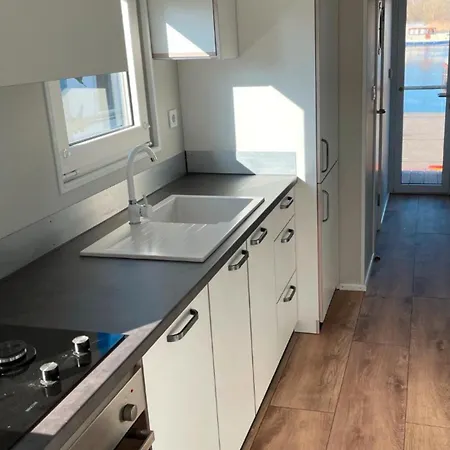بوتيل Luxus Hausboot Lydia شترالسوند